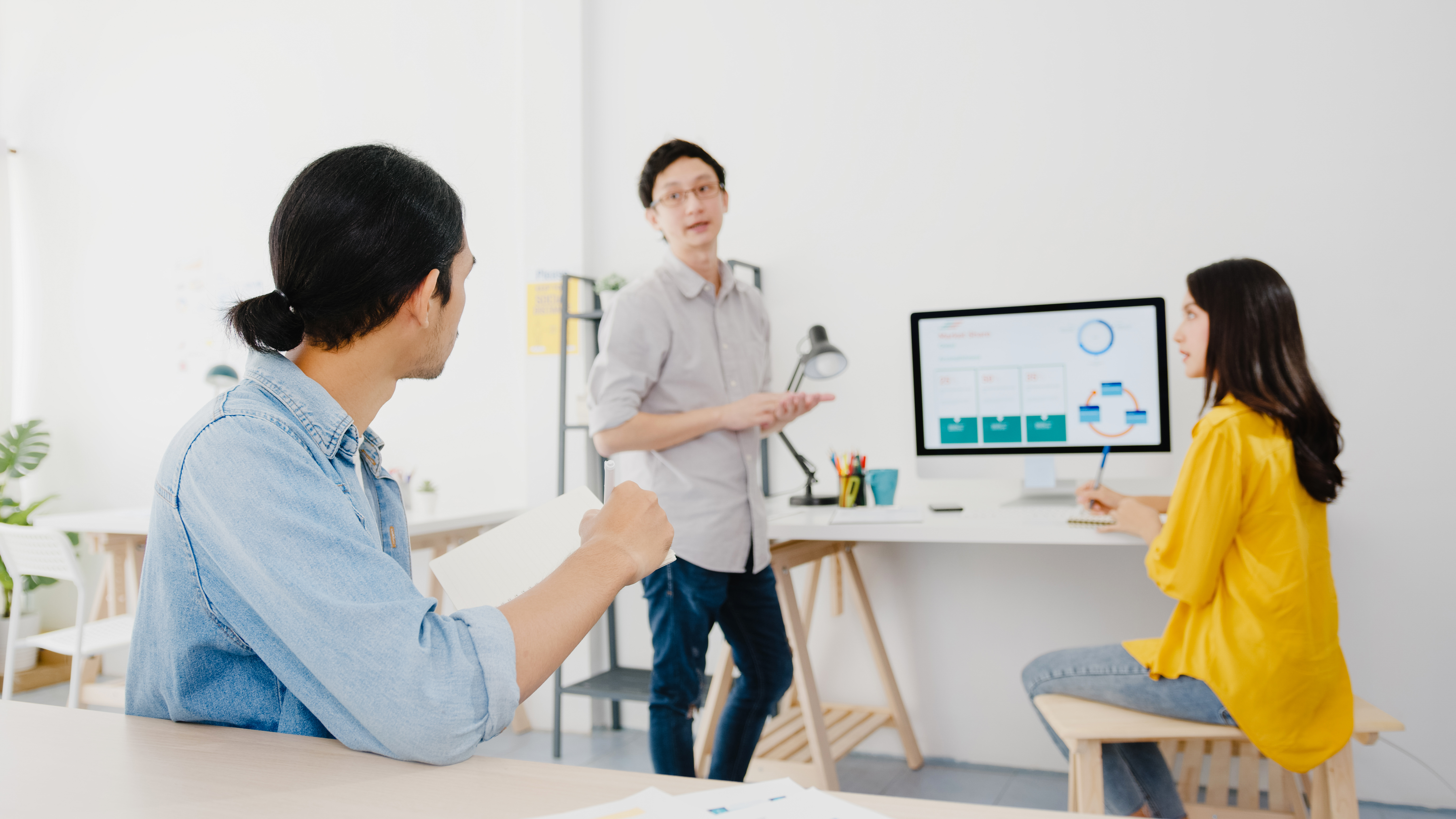 collaborative-process-multicultural-businesspeople-using-laptop-presentation-communication-meeting-brainstorming-ideas-about-new-project-colleagues-working-plan-success-strategy-home-office